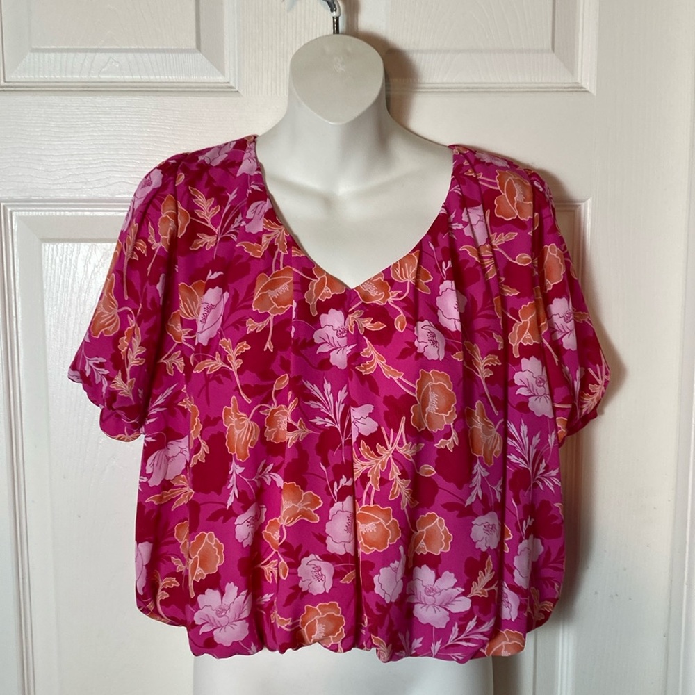 Pleione Poppy Pink Floral Bubble Hem Cropped Top Size Small V Neck